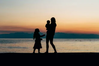Les essentiels de la garde-robe féminine pour les mamans actives