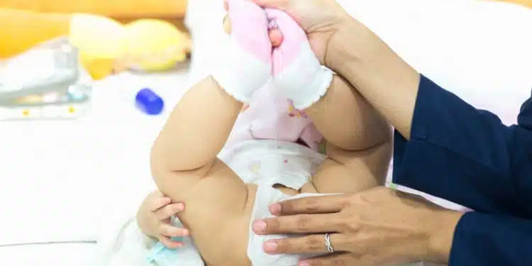 Comprendre et gérer la selle liquide chez le bébé causes, symptômes et solutions